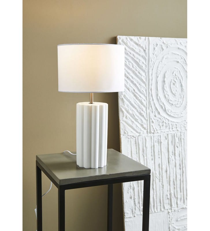 Biała lampa stołowa z abażurem Column podstawa ceramiczna